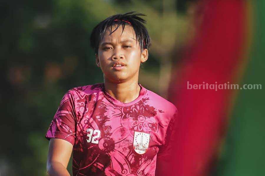 Armita Dwi Oktaviani, pemain sepakbola asal Lamongan yang masuk skuat Timnas Indonesia dalam AFF U-19 Women Championship 2023.