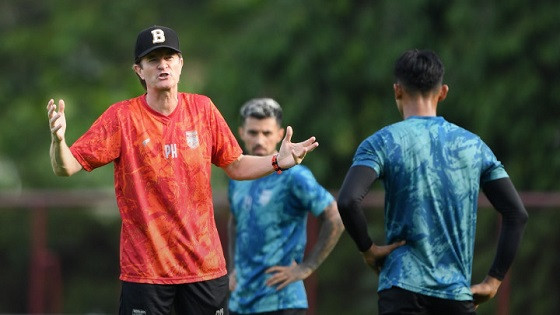 Head coach Pieter Huistra saat memimpin latihan tim Borneo FC. Foto: (Borneo FC)