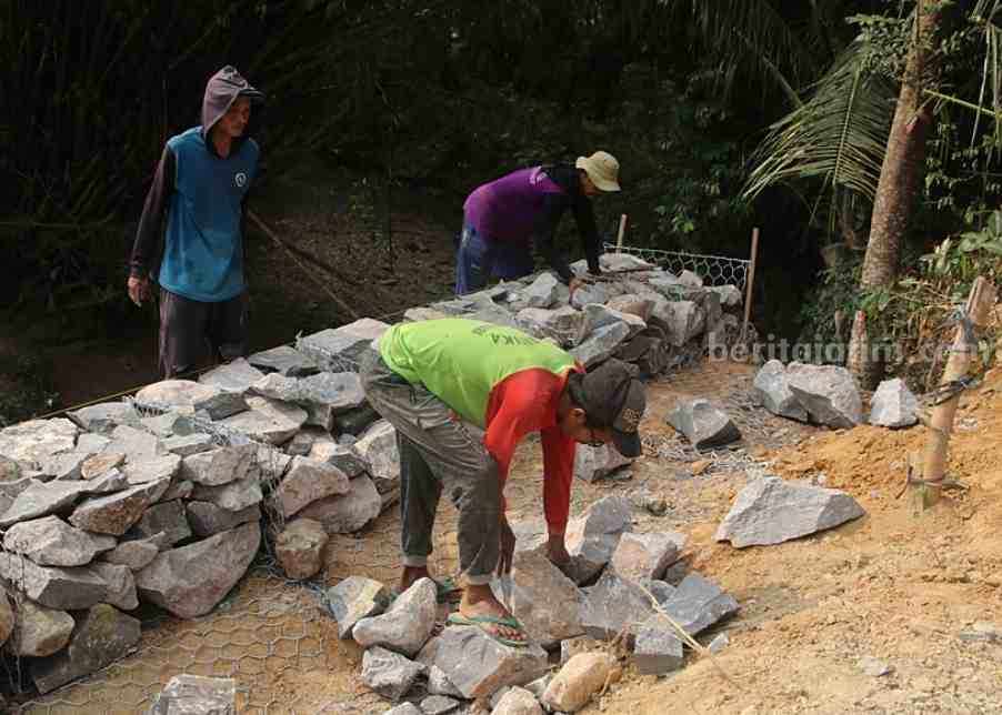 DPUPR Kabupaten Blora Bergerak Cepat Atasi Longsor Sungai Lusi Menjelang Haul Syekh Abdul Qohar Pekerja sedang menangani anak Sungai Lusi yang longsor.