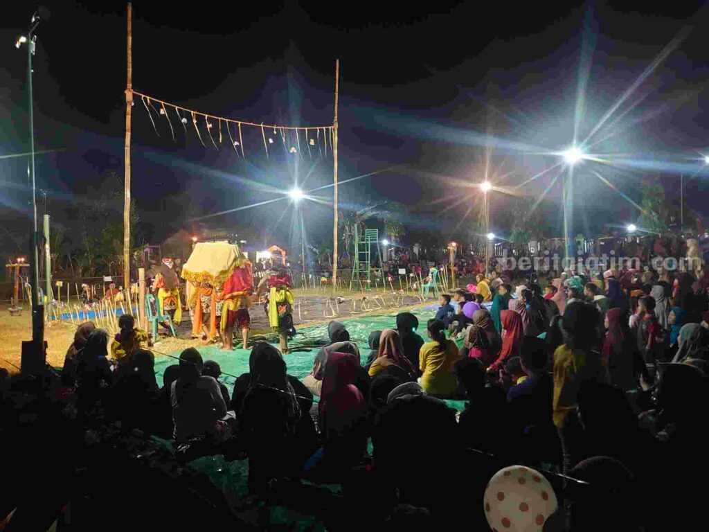 Suasana pertunjukan kesenian Sandur di Bojonegoro.