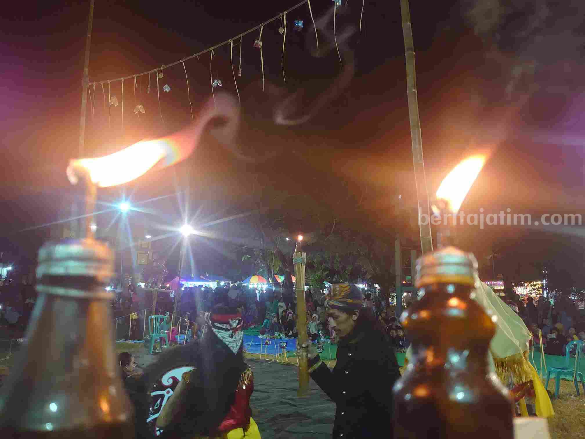Suasana pertunjukan kesenian Sandur di Bojonegoro.