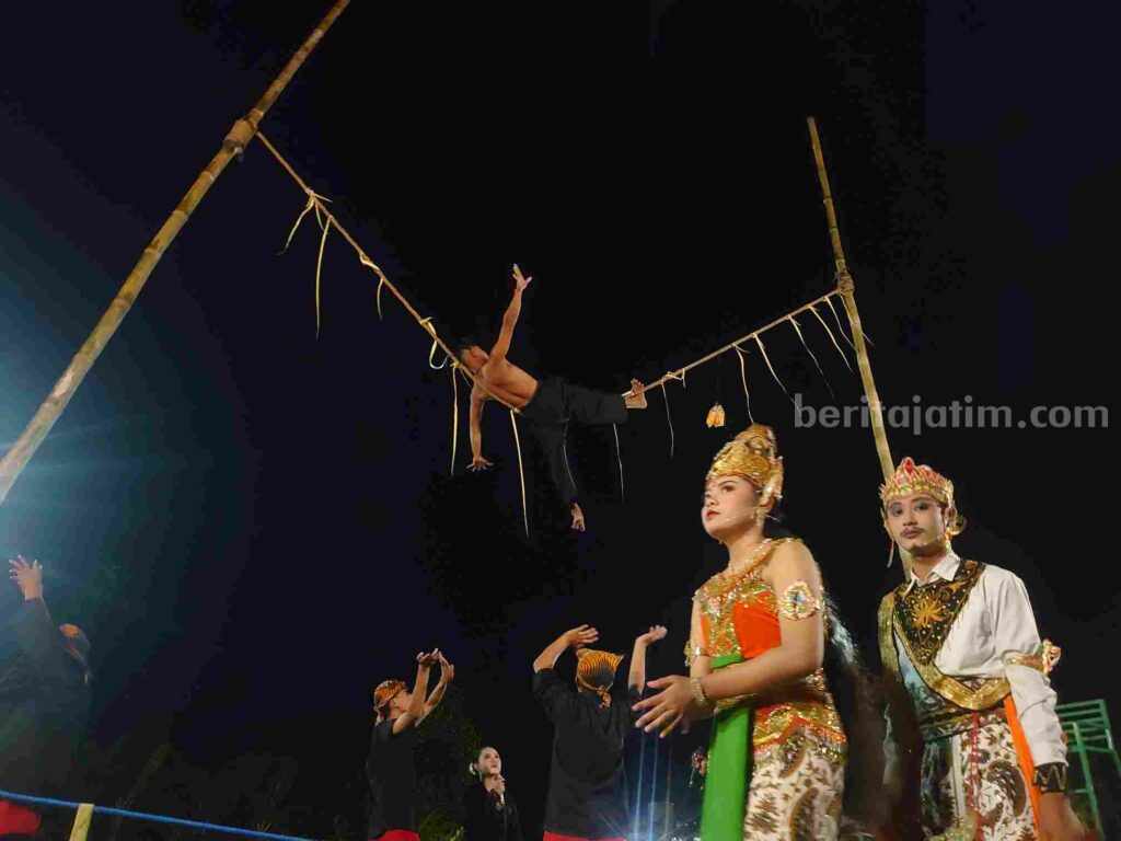 Mahasiswa KKN di Bojonegoro Hadirkan Pertunjukan Sandur Pertunjukan tari sandur yang dipersembahkan mahasiswa Universitas Brawijaya yang KKN di Bojonegoro