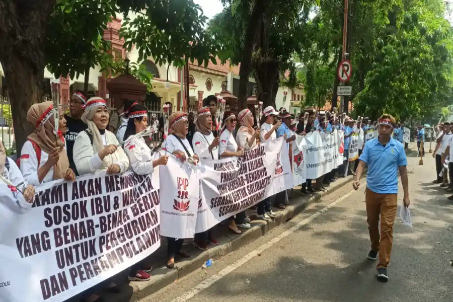Pendukung Liliana Herawati Demo PN Surabaya, Erick: Tak Miliki Mental Karate Demo Liliana