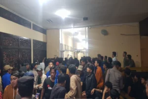 Kecewa Tak Ditemui Bupati Fauzi, Mahasiswa ‘Sweeping’ Pemkab Sumenep Pemkab Sumenep