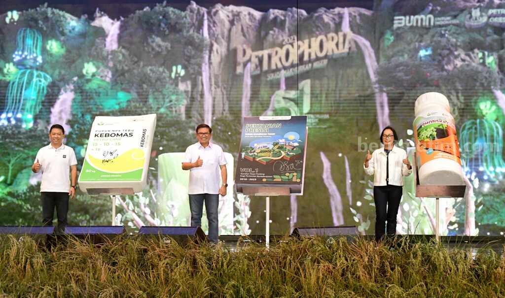 Direksi PG saat launching 2 produk baru serta Buku Pertanian Presisi pada acara Petrophoria di GOR Tri Dharma Petrokimia Gresik