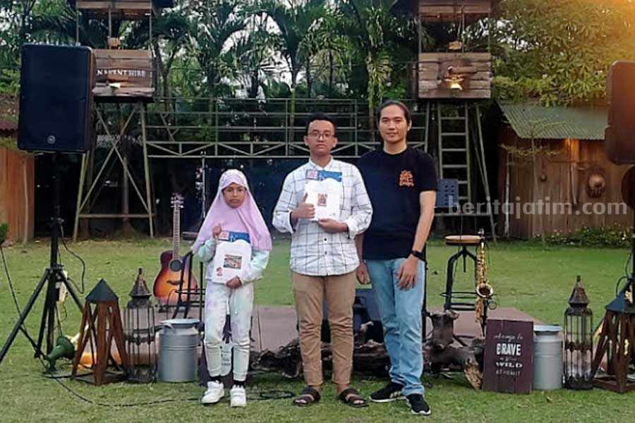 Dua dari tiga anak didik Lotus Art Courses yang mendapatkan sertifikat penghargaan karya terbaik dalam lomba Internasional. (Foto: Fitri Yuliani/beritajatim.com)