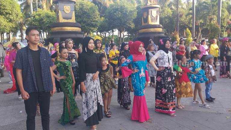 20 Pelajar SLB Negeri Jember Berlenggak-lenggok Bak Model di Alun-alun