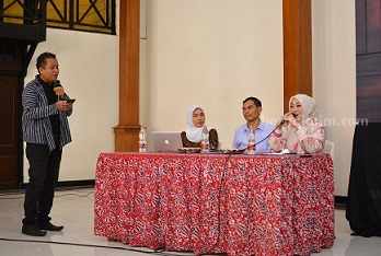 Komisi IV anggota DPRD Tuban, Tri Astuti bersama Kepala Dinas Pendidikan Tuban dan KPR [Foto:Diah Ayu/beritajatim.com]
