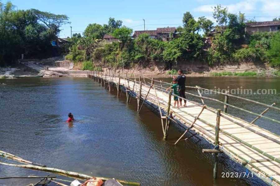 Pemkab Ngawi Bakal Coba Ajukan Permohonan Hibah untuk Bangun Jembatan di Sidolaju Jembatan bambu yang dibangun secara swadaya oleh warga Desa Sidolaju, Widodaren Ngawi karena perahu penyeberangan rusak