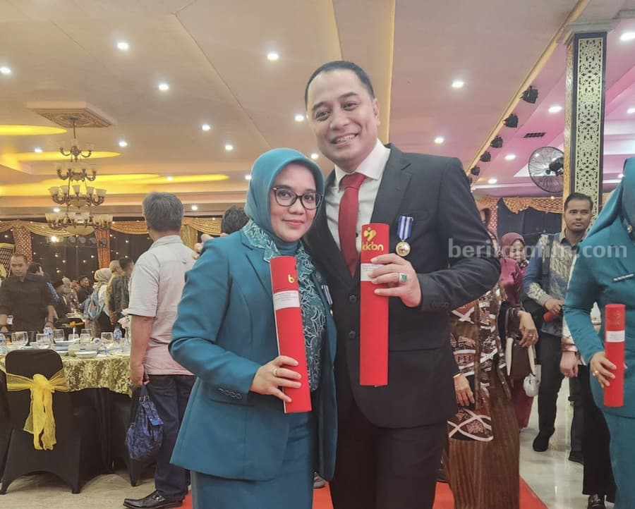 Berhasil Turunkan Stunting-Kemiskinan, Wali Kota Eri dan Ketua TP PKK Surabaya Raih Penghargaan Tertinggi dari BKKBN Wali Kota Surabaya Eri Cahyadi dan Ketua TP PKK Surabaya Rini Indriyani saat menerima penghargaan Manggala Karya Kencana (MKK) oleh BKKBN RI.