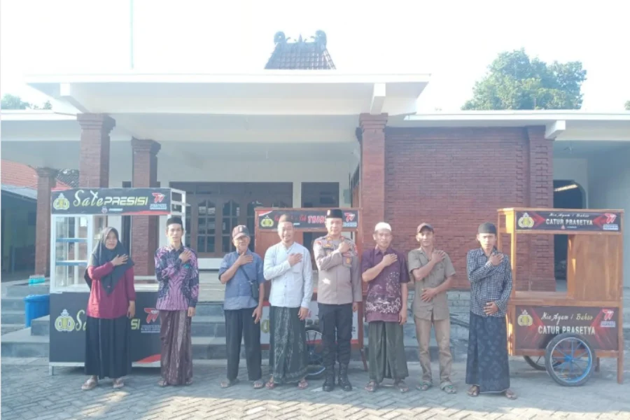 Polres Lamongan Serahkan Gerobak UMKM ke Pedagang Kecil Gerobak UMKM
