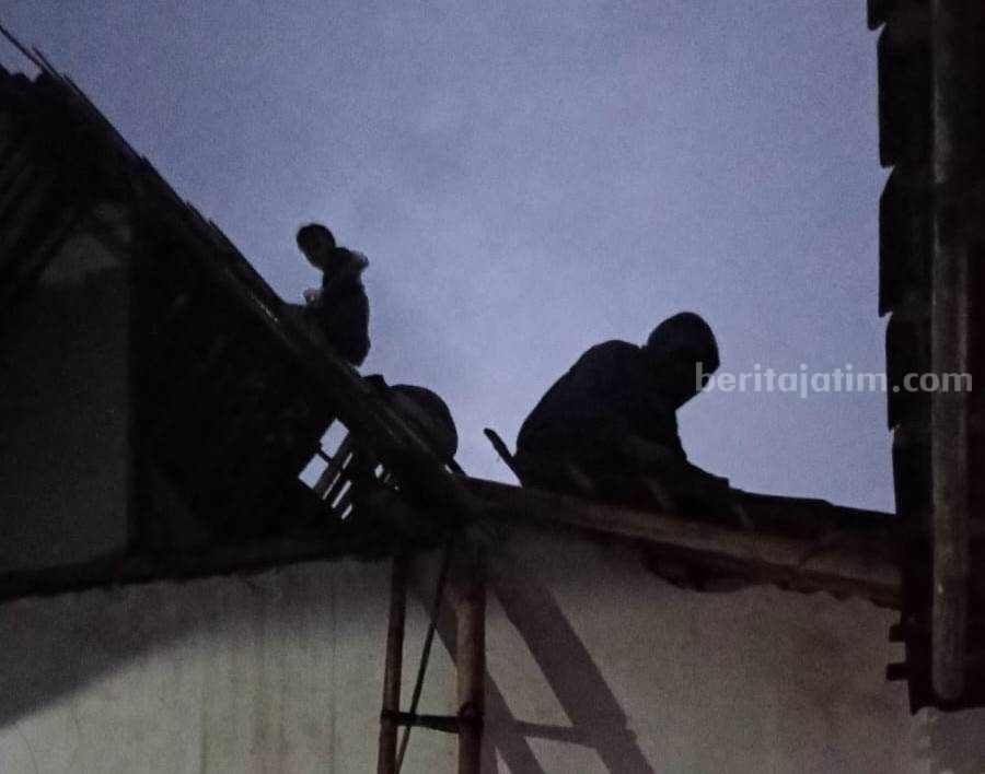 Hujan Sebabkan Atap Rumah Warga Jember Ambruk