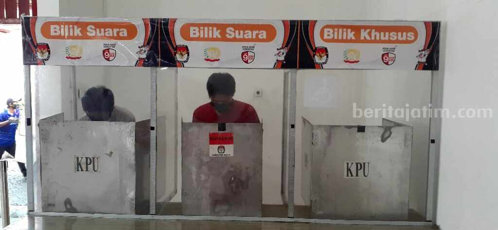 KPU Gresik Terus Intensifkan Partisipasi Pemilih Warga binaan rumah tahanan Banjarsari Cerme Gresik saat menggunakan hak pilihnya di pilkada tahun 2020