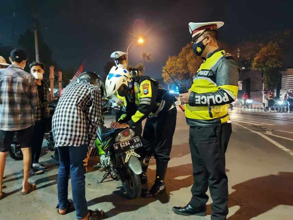 Sejumlah pelanggar lalu-lintas diamankan anggota Satlantas Polresta Mojokerto. [Foto : ist]
