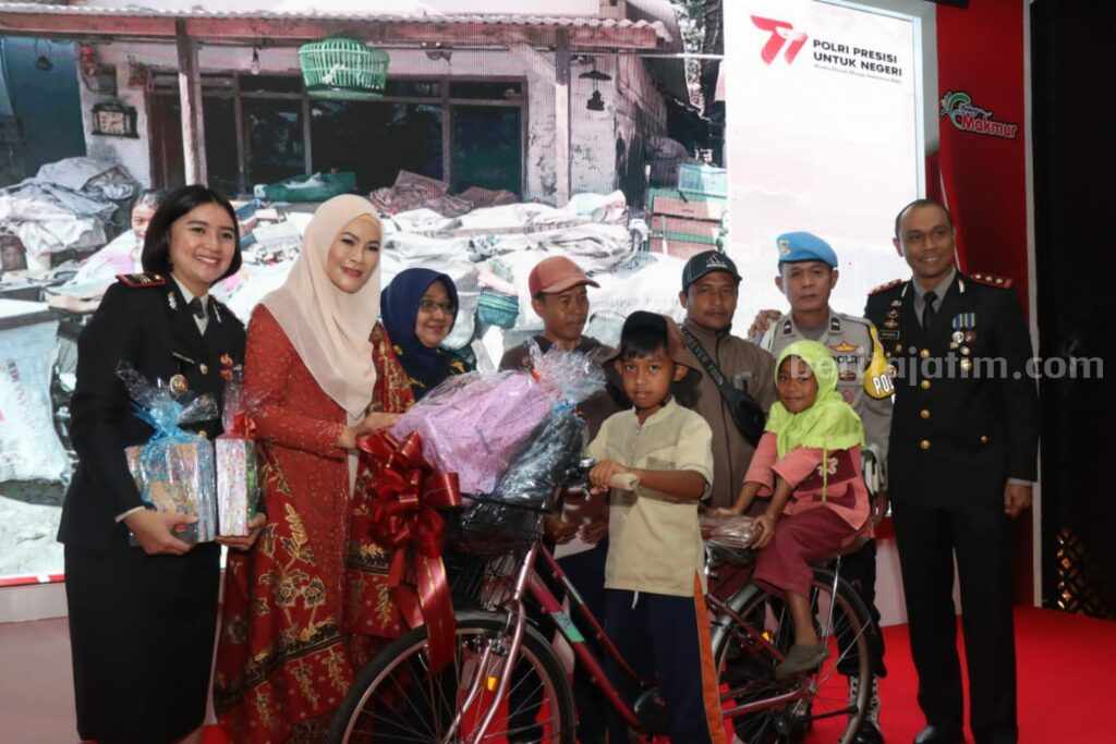 Kapolres Malang AKBP Putu Kholis Aryana, memberikan hadiah sepeda pada dua anak bersaudara pencari barang rongsokan di Hari Bhayangkara Ke-77, Sabtu (1/7/2023).