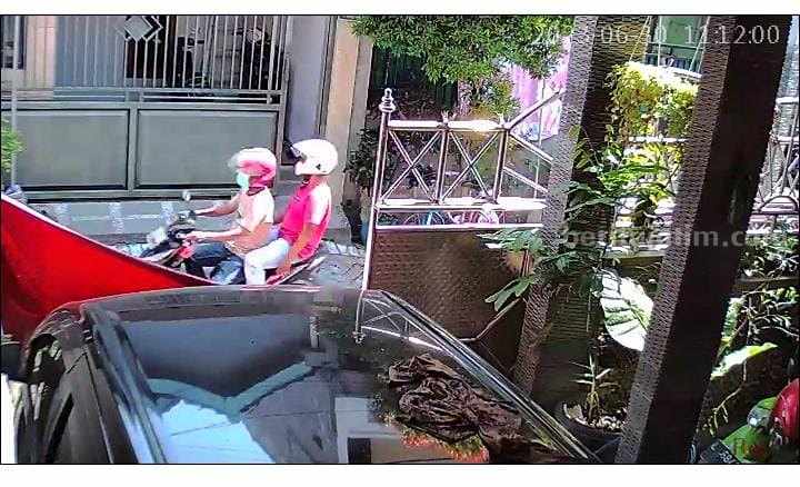 Kedua Bandit Curanmor yang terekam CCTV tetangga Faisal. (Foto/dokumen pribadi Imam)