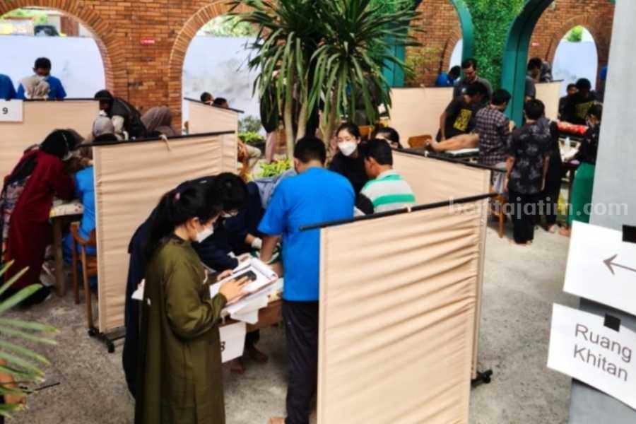 Yayasan MBS dan Alumni Unair Khitan Massal di Magetan Suasana Khitan Ceria di Masjid Bani Solan Magetan yang diikuti 50 anak dan dilayani 72 tenaga medis Alumni FK Unair, Minggus (2/7/2023)