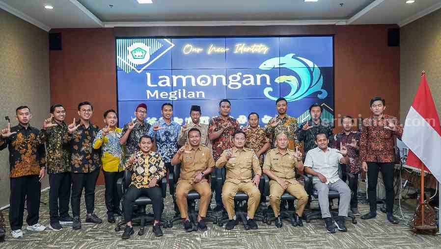 Pengurus Karang Taruna Kabupaten saat audiensi bersama Bupati Lamongan Yuhronur Efendi.