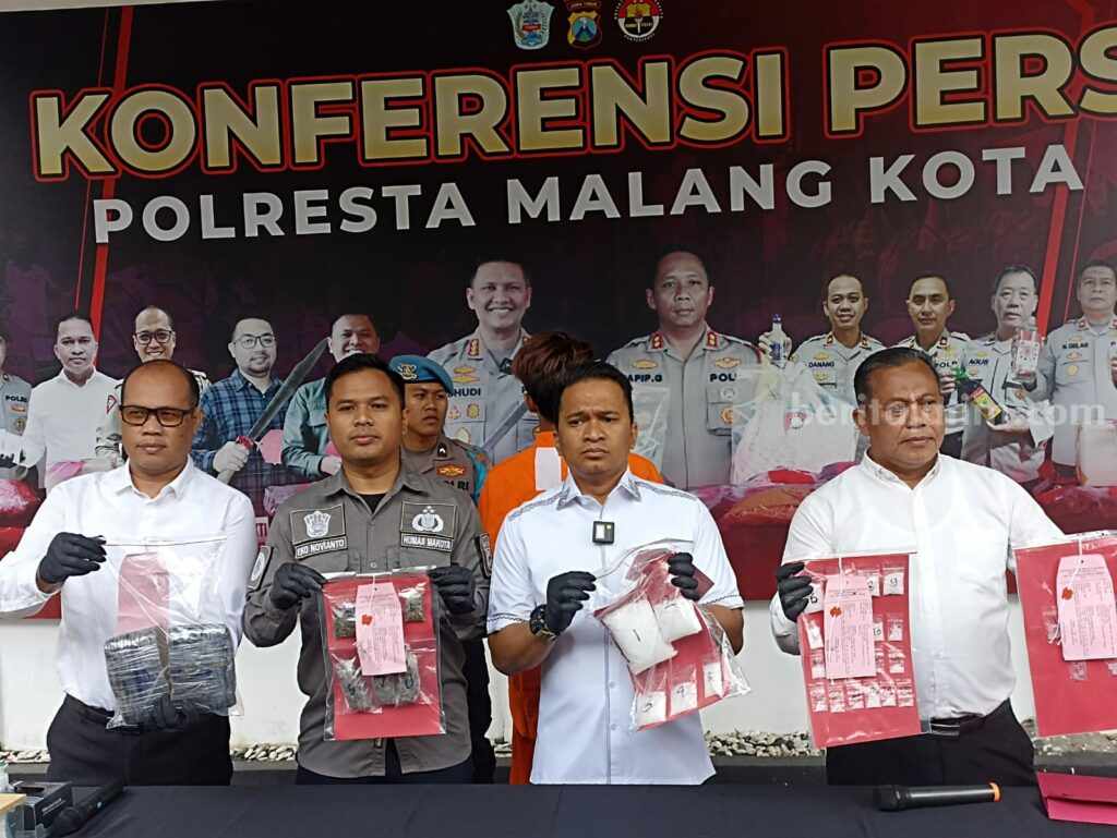 Ojol ditangkap Satreskoba Polresta Malang Kota karena jadi kurir narkoba.