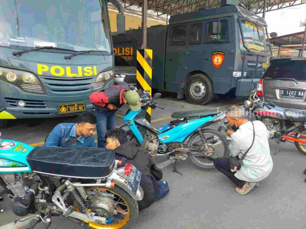 Sejumlah pelanggar mengganti kendaraannya sesuai standart di halaman Mapolresta Mojokerto. [Foto : ist]