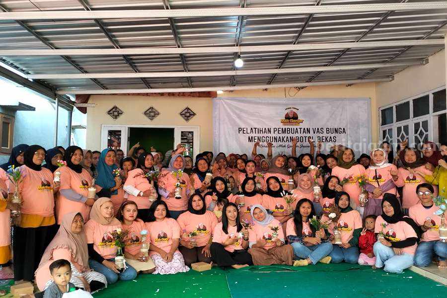 Mak Ganjar mengadakan pelatihan memanfaatkan limbah botol kaca jadi vas bunga