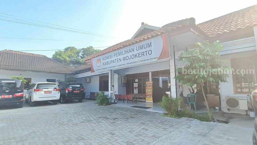 Kantor KPU Kabupaten Mojokerto. [Foto : Misti/beritajatim.com]