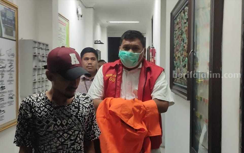 Tersangka AZ, mantan direktur operasional PT Sumekar ditahan Kejari Sumenep