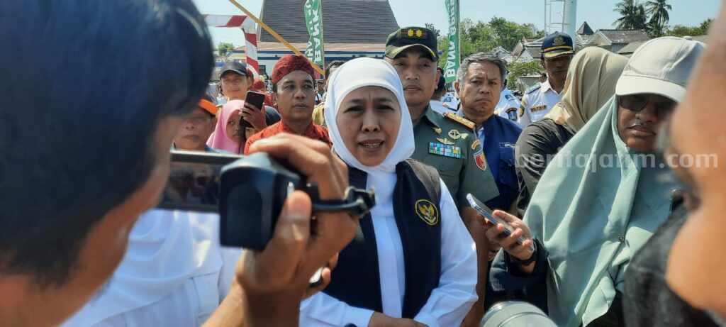 Gubernur Jawa Timur saat meresmikan dermaga Pelabuhan Dungkek dan Giliyang (foto : Temmy/ beritajatim.com)