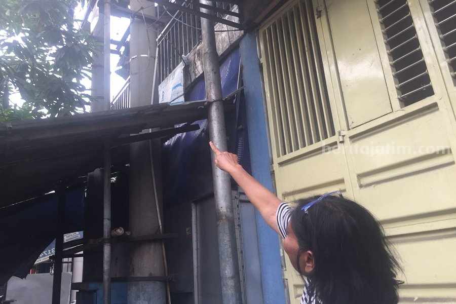 Risa saat menunjukan tempat pelaku percobaan pencurian kabel trafo memanjat untuk mengambil kabel di Jalan Sidotopo Lor.