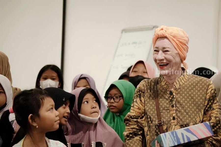 Direktur Indonesia Institute, Vicki Richardson saat mengajar anak-anak. (Foto: Istimewa)