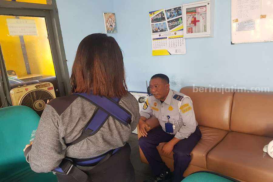 Ibu Muda Asal Tangerang Lontang Lantung di Tretes Pasuruan Setelah Dijanjikan Jadi LC LA bersama anaknya saat menemui petugas Dishub di terminal Pandaan.