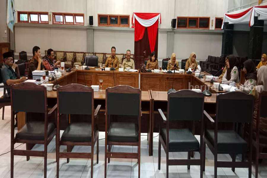 Panitia Khusus DPRD Kota Pasuruan saat melakukan rapat dengan perangkat daerah terkait.