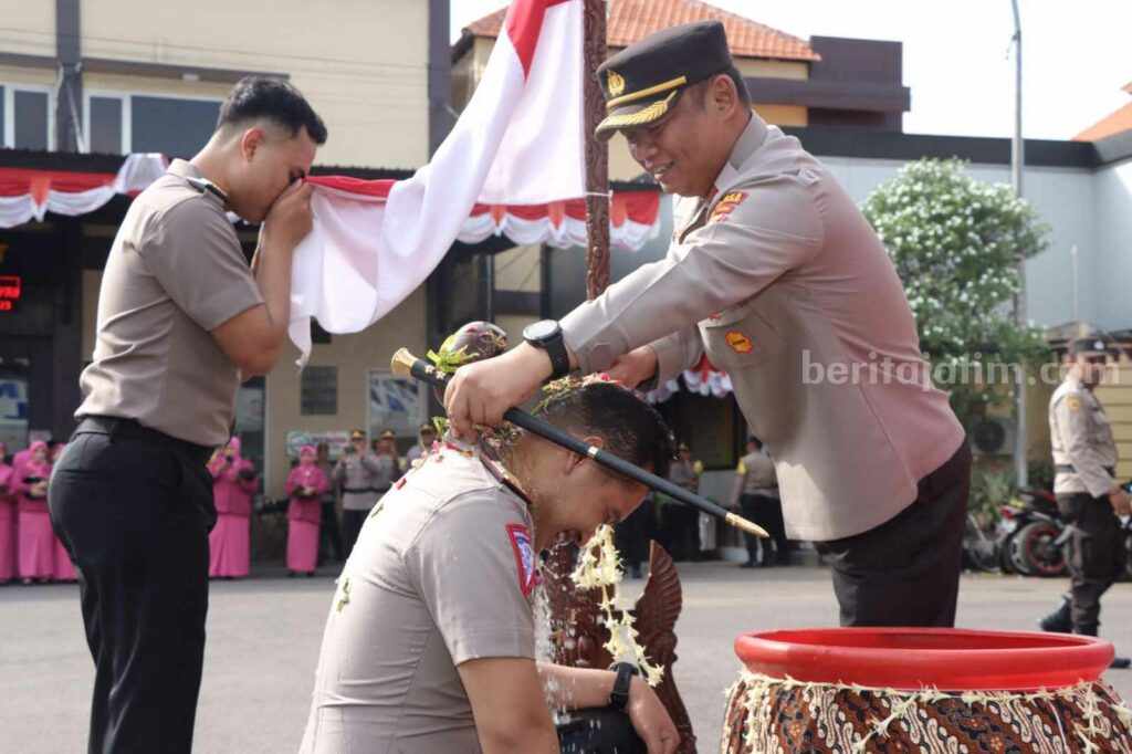 Upacara pelantikan kenaikan pangkat yang digelar Polres Lamongan.