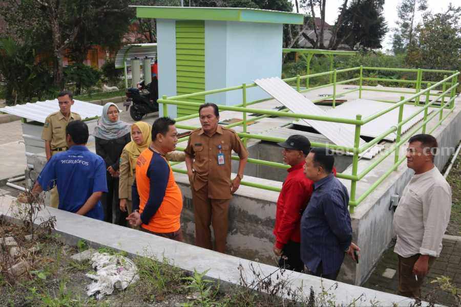Komisi D DPRD Magetan Suyatno bersama beberapa anggota saat melakukan sidak di Instalasi Pengolahan Air Limbah (IPAL) di Kampung Susu Lawu (KSL) di Lingkungan Singolangu Kelurahan Sarangan Kecamatan Plaosan, Selasa (04/07/2023).