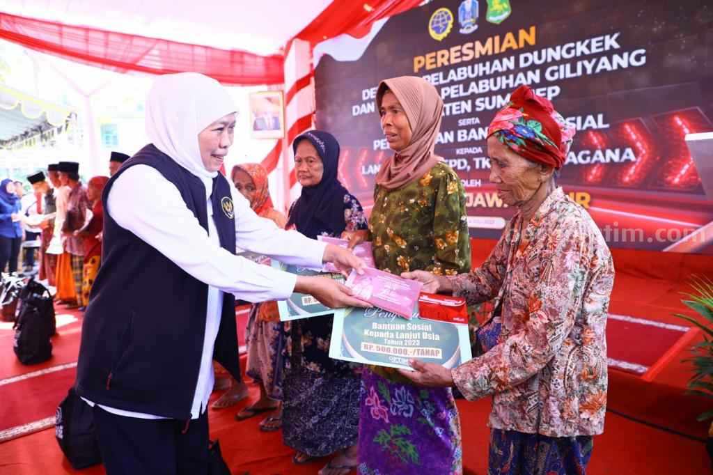 Gubernur Jatim Serahkan Bansos Lansia dan Disabilitas di Sumenep Gubernur jatim saat menyerahkan bansos di Sumenep (foto : Humas Pemprov Jatim)