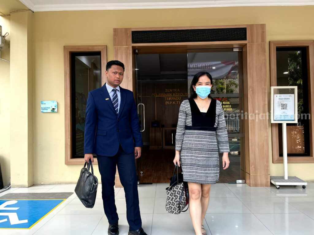 Sylvia YAP didampingi kuasa hukumnya Hilmy F Ali melaporkan BRI atau Bank Rakyat Indonesia ke Polda Jatim