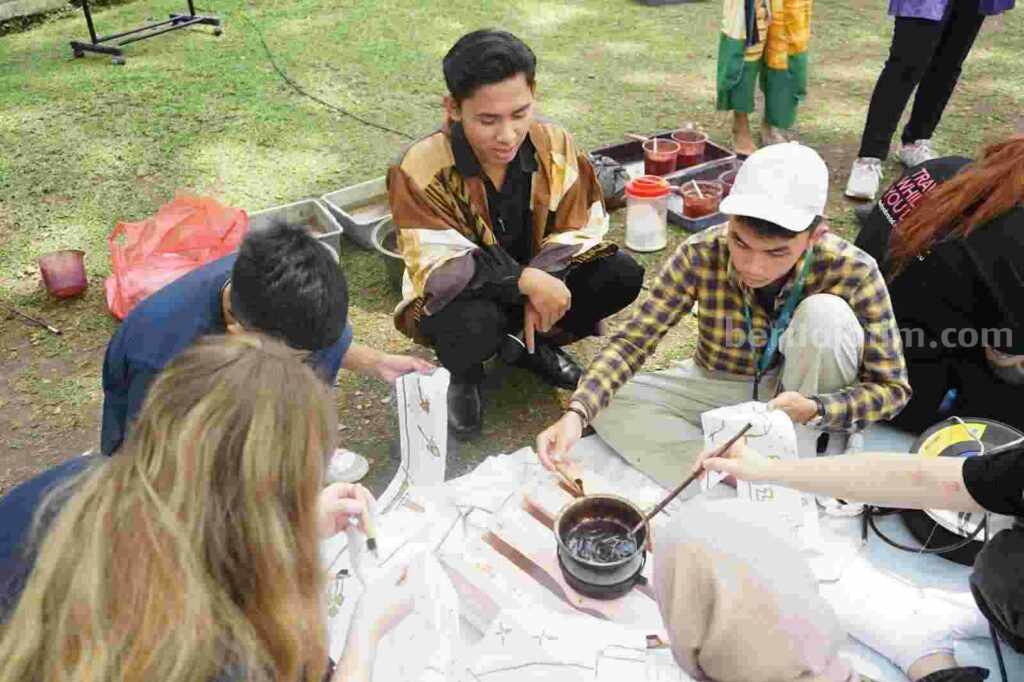 WAEJUC 2023 di UIN Maliki Malang, Peserta Disuguhi Kuliner Lokal Hingga Belajar Membatik dan Karawitan Aktivitas membatik tote bagi oleh mahasiswa dari Australia (Foto: Istimewa)