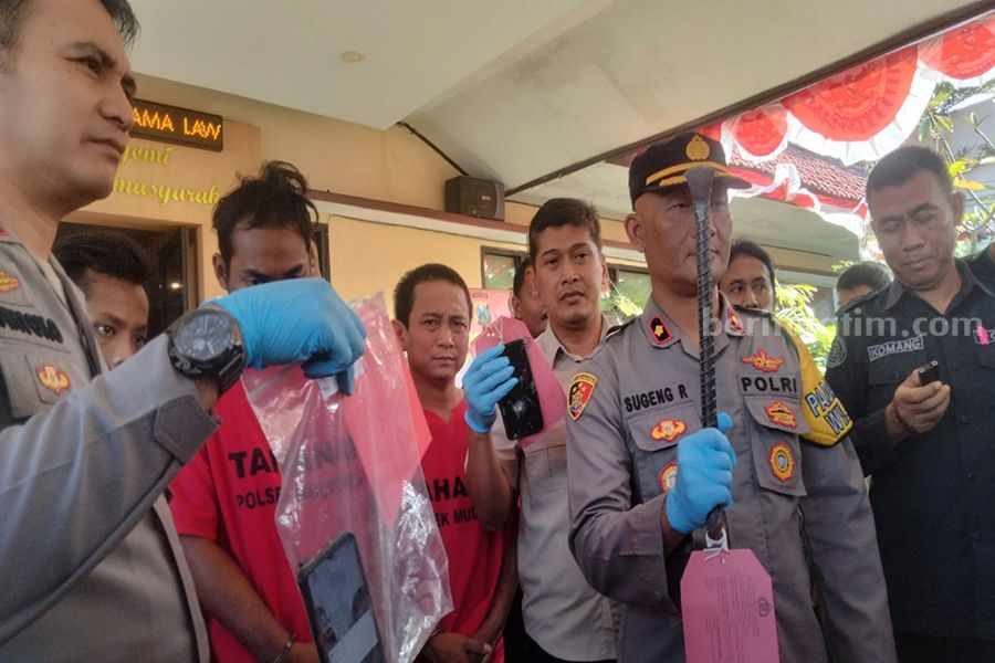 Kapolsek Mulyorejo, Kompol Sugeng Rianto saat menunjukan barang bukti linggis yang digunakan Ricky untuk melukai korbannya. (Foto/ist)