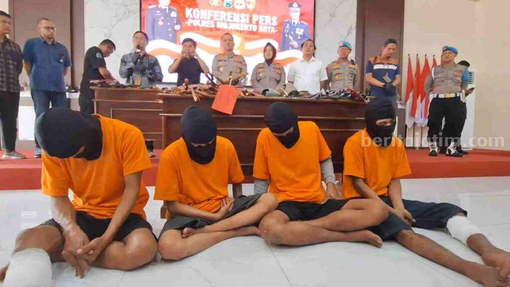 Kapolresta Mojokerto, AKBP Wiwit Adisatria merilis komplotan pencurian kabel listrik di Mapolresta Mojokerto. [Foto : Misti/beritajatim.com]
