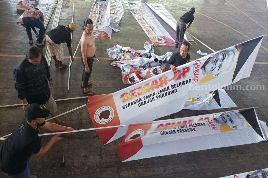 Capres PDIP Ganjar Dijadwalkan Bertemu Relawan Emak-emak di Surabaya Relawan Ganjar mempersiapkan acara di JX International