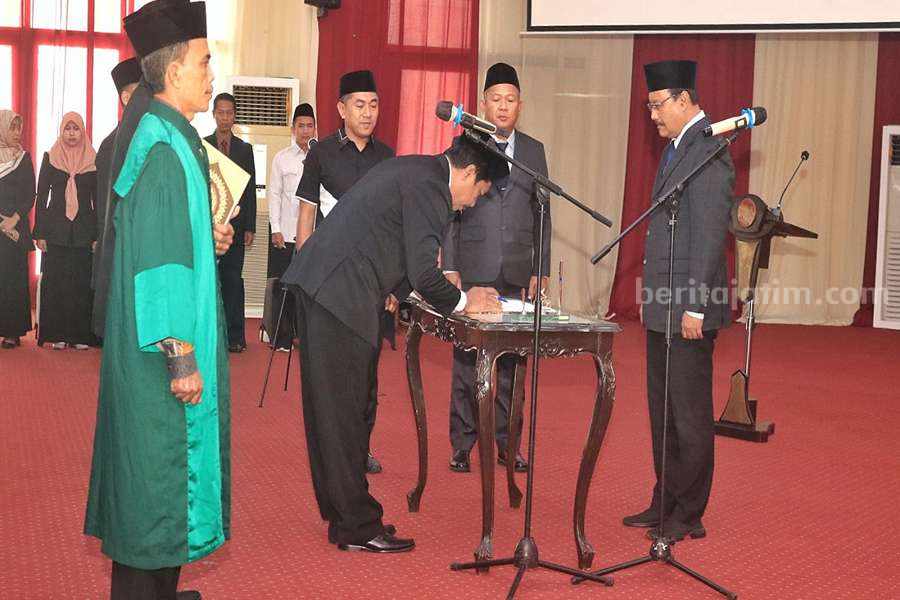 Direktur dan Dewan Pengawas PDAM Kota Pasuruan saat dilantik Wali Kota Pasuruan.