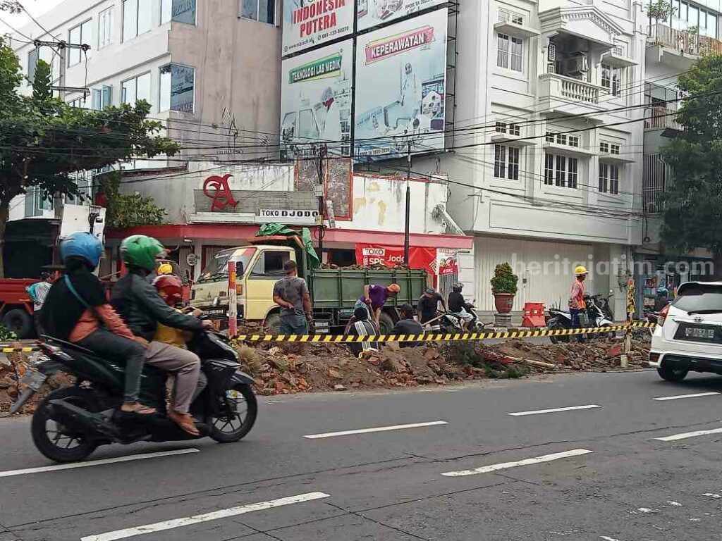 Dinas PUPR Kota Blitar Bongkar Taman Pembatas Jalan di Jalan Merdeka Taman Pembatas Jalan Merdeka Kota Blitar Dibongkar oleh petugas PUPR, Kamis (06/07/23).