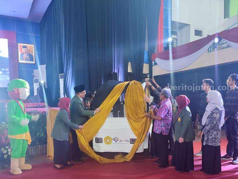 Launching mobil listrik tanpa awak pada perayaan Dies Natalis ke-64 UPN Veteran Jatim