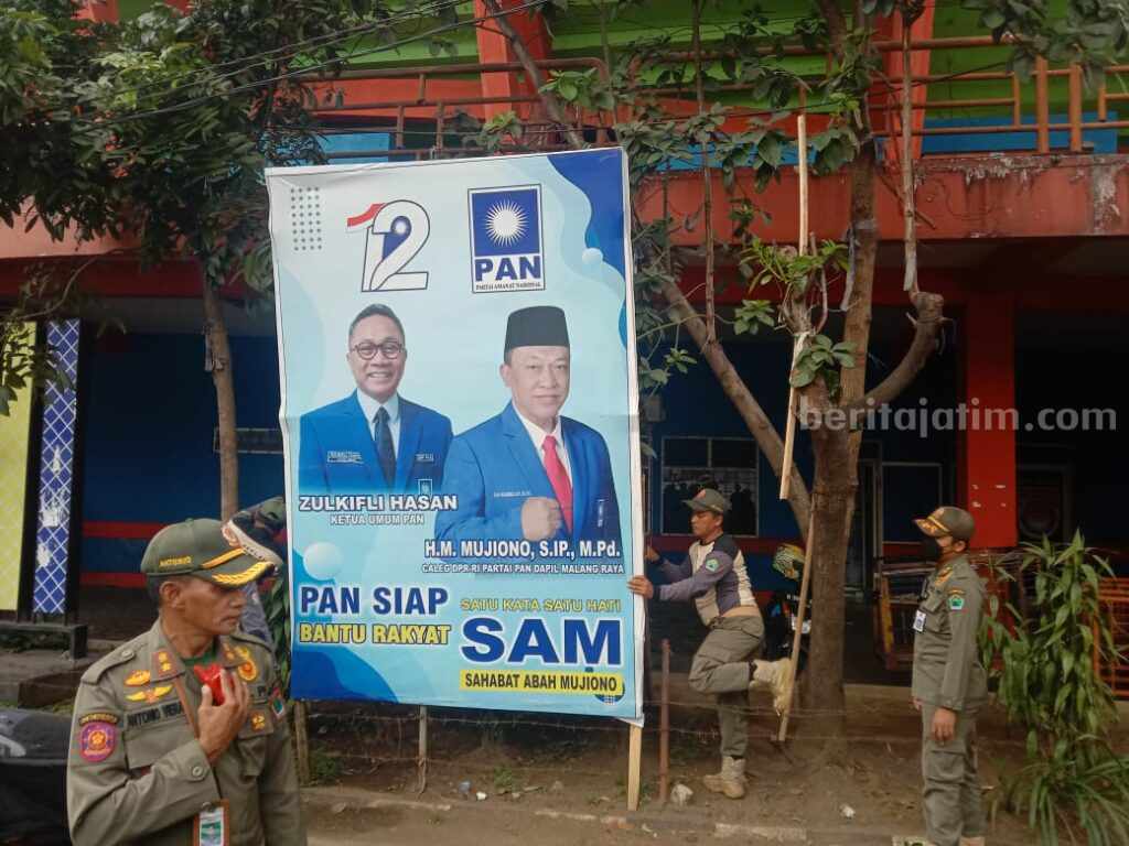 Satpol PP Kota Malang Lucuti Baliho Parpol Karena Belum Saatnya Kampanye Baliho parpol yang ditertibkan Satpol PP Kota Malang.