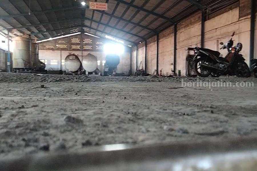 Tampak dalam gudang PT MCN Kota Pasuruan yang disegel