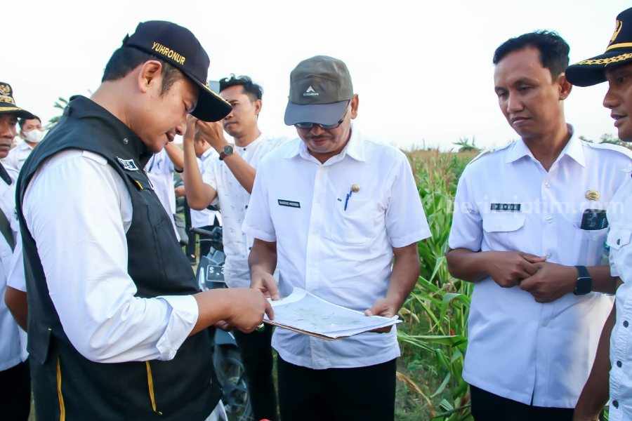 Bupati Lamongan Yuhronur bersama jajaran saat meninjau rencana proyek pembangunan jalan di wilayah Lamongan bagian selatan.