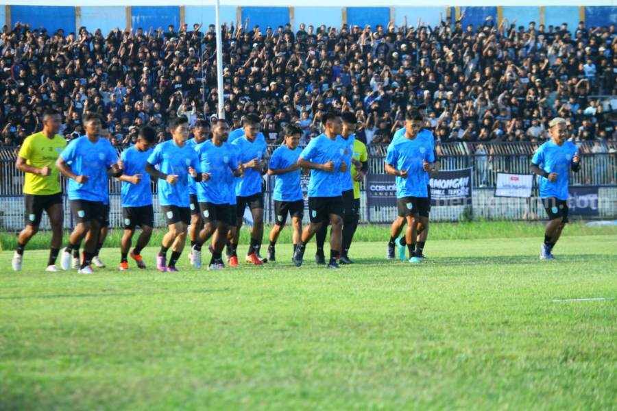 Persela Lamongan Gelar Latihan Perdana di Stadion Surajaya, Suporter Antusias Persela Lamongan saat menggelar latihan perdananya di Stadion Surajaya.