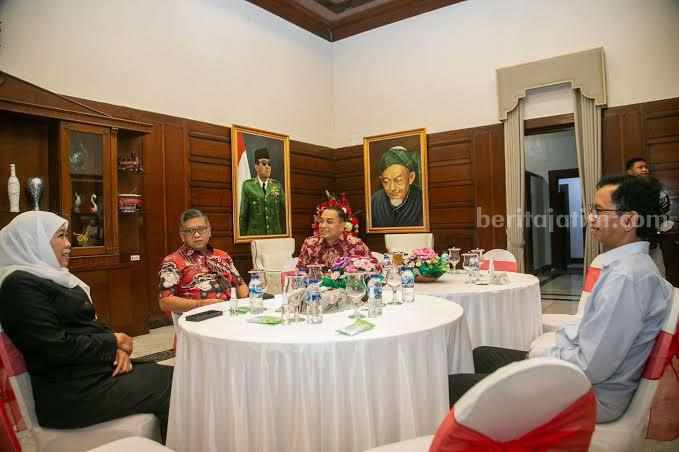 Gubernur Khofifah saat bertemu Wali Kota Eri Cahyadi didampingi Sekjen PDIP Hasto dalam suatu kesempatan