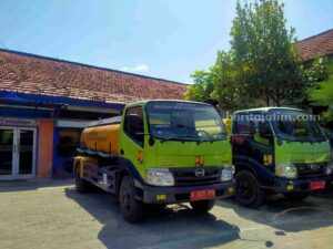 Warga Sampang Diminta Waspada Penyakit Dampak Bencana Kekeringan Mobil tangki pengangkut air bersih (Foto: Zamachsari/beritajatim.com)