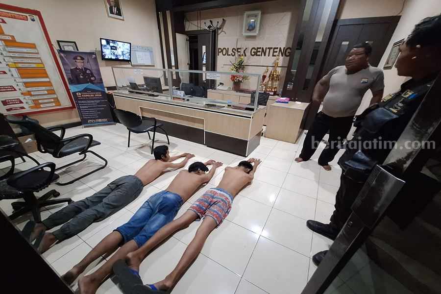 Ketiga anggota gangster saat diamankan di Polsek Genteng, Jumat (07/07/2023) kemarin. (Foto/ist)